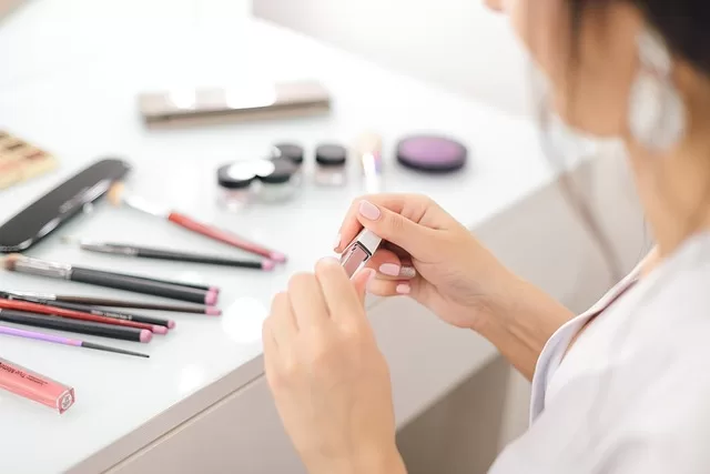 6. Venta de cosméticos y maquillaje
