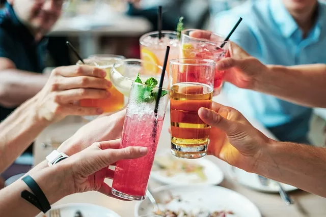 3. Aprender Coctelería o poner Barra de bebidas